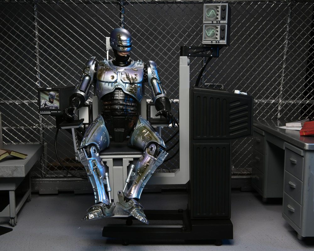 RoboCop figurine Ultimate Battle Damaged RoboCop with Chair 18 cm