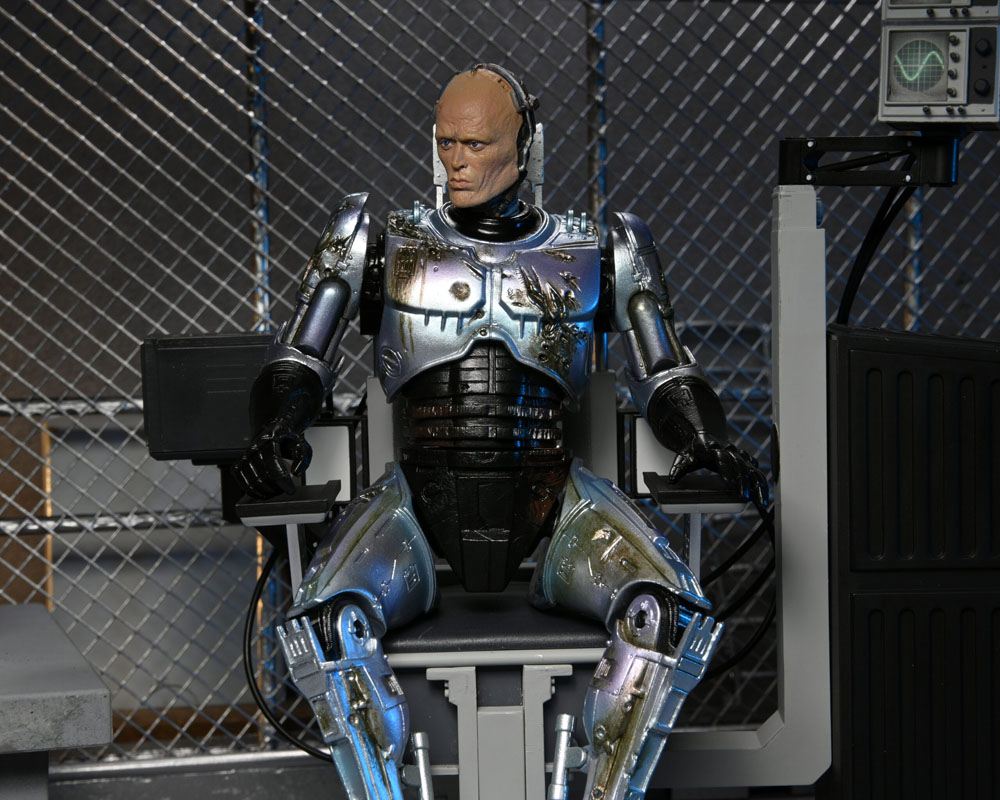 RoboCop figurine Ultimate Battle Damaged RoboCop with Chair 18 cm