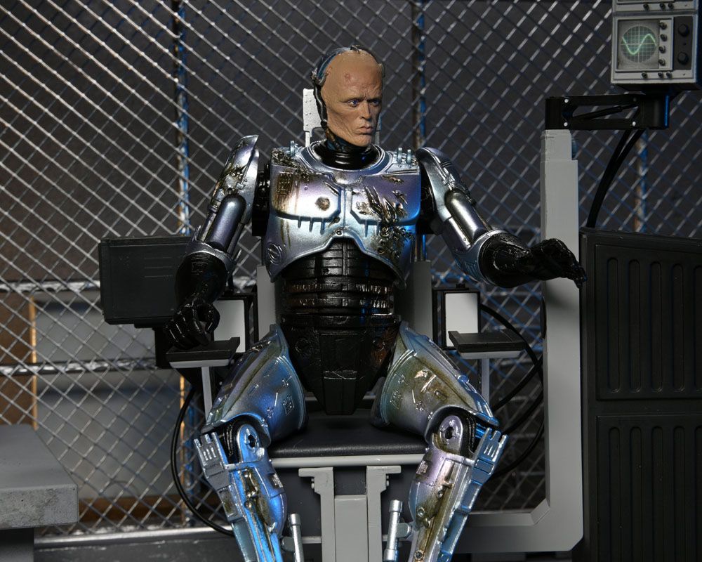 RoboCop figurine Ultimate Battle Damaged RoboCop with Chair 18 cm