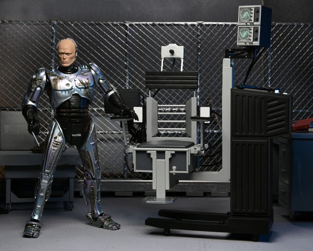 RoboCop figurine Ultimate Battle Damaged RoboCop with Chair 18 cm