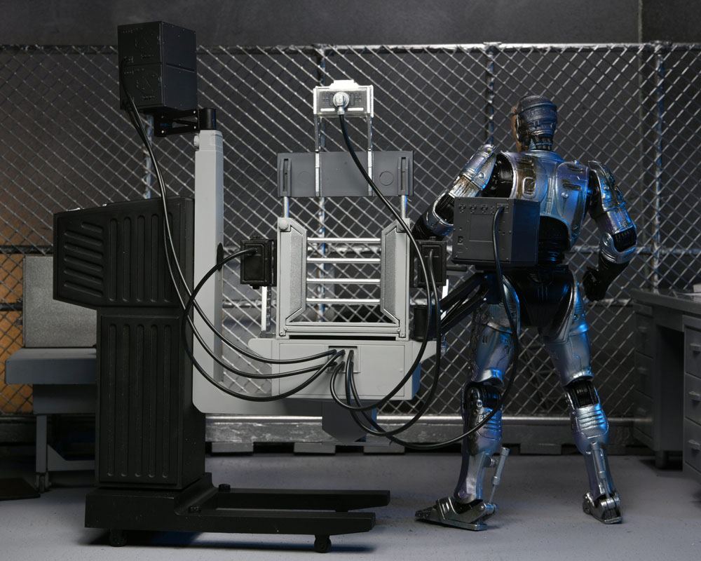 RoboCop figurine Ultimate Battle Damaged RoboCop with Chair 18 cm