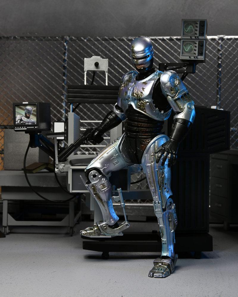 RoboCop figurine Ultimate Battle Damaged RoboCop with Chair 18 cm