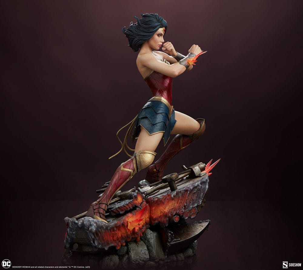 DC Comics : Statuette Premium Format Wonder Woman: Saving the Day 50 cm