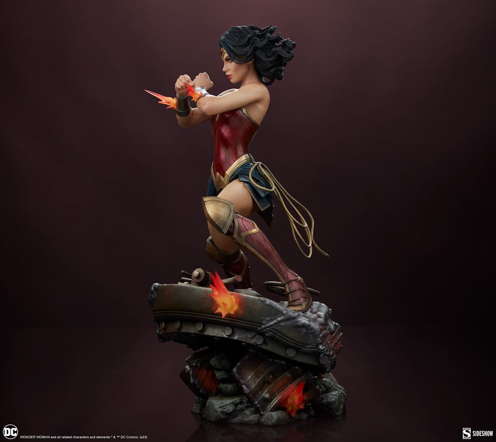 DC Comics : Statuette Premium Format Wonder Woman: Saving the Day 50 cm