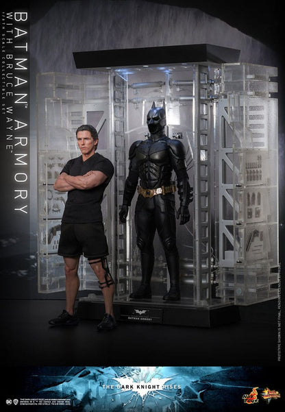 The Dark Knight Rises : Figurines et diorama 1/6 Batman Armurerie avec Bruce Wayne 30 cm