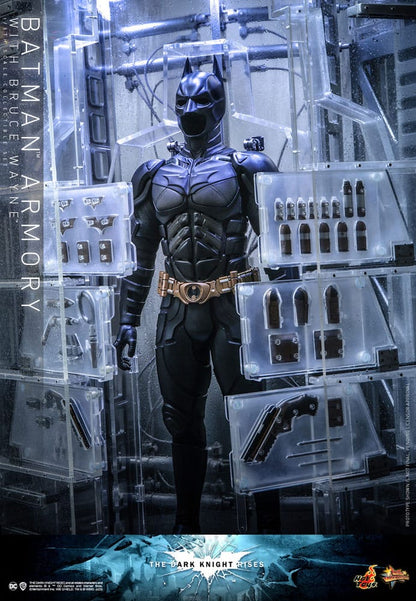 The Dark Knight Rises : Figurines et diorama 1/6 Batman Armurerie avec Bruce Wayne 30 cm