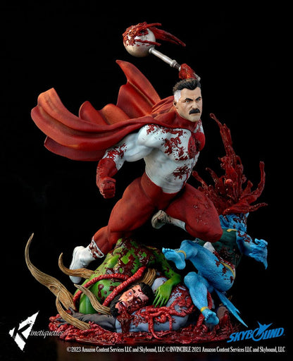 Invincible diorama Omni-Man: The Ambush 52 cm