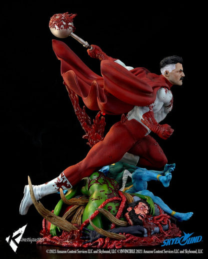 Invincible diorama Omni-Man: The Ambush 52 cm