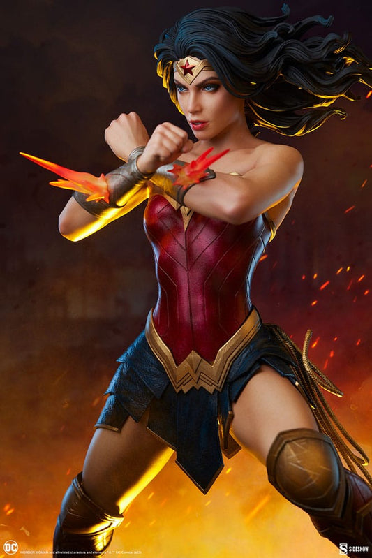DC Comics : Statuette Premium Format Wonder Woman: Saving the Day 50 cm