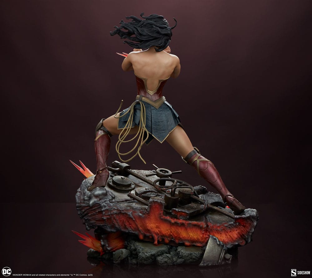 DC Comics : Statuette Premium Format Wonder Woman: Saving the Day 50 cm