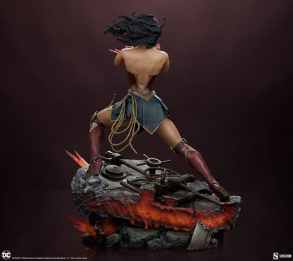 DC Comics : Statuette Premium Format Wonder Woman: Saving the Day 50 cm