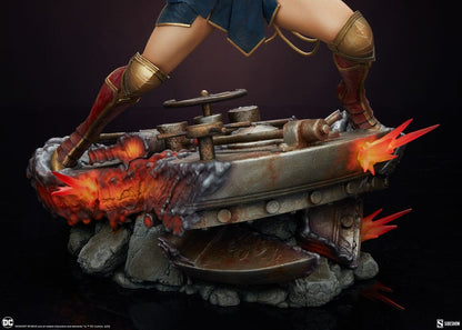 DC Comics : Statuette Premium Format Wonder Woman: Saving the Day 50 cm