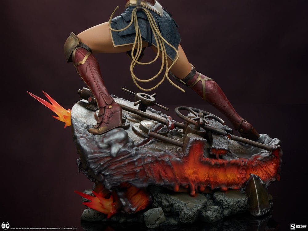 DC Comics : Statuette Premium Format Wonder Woman: Saving the Day 50 cm